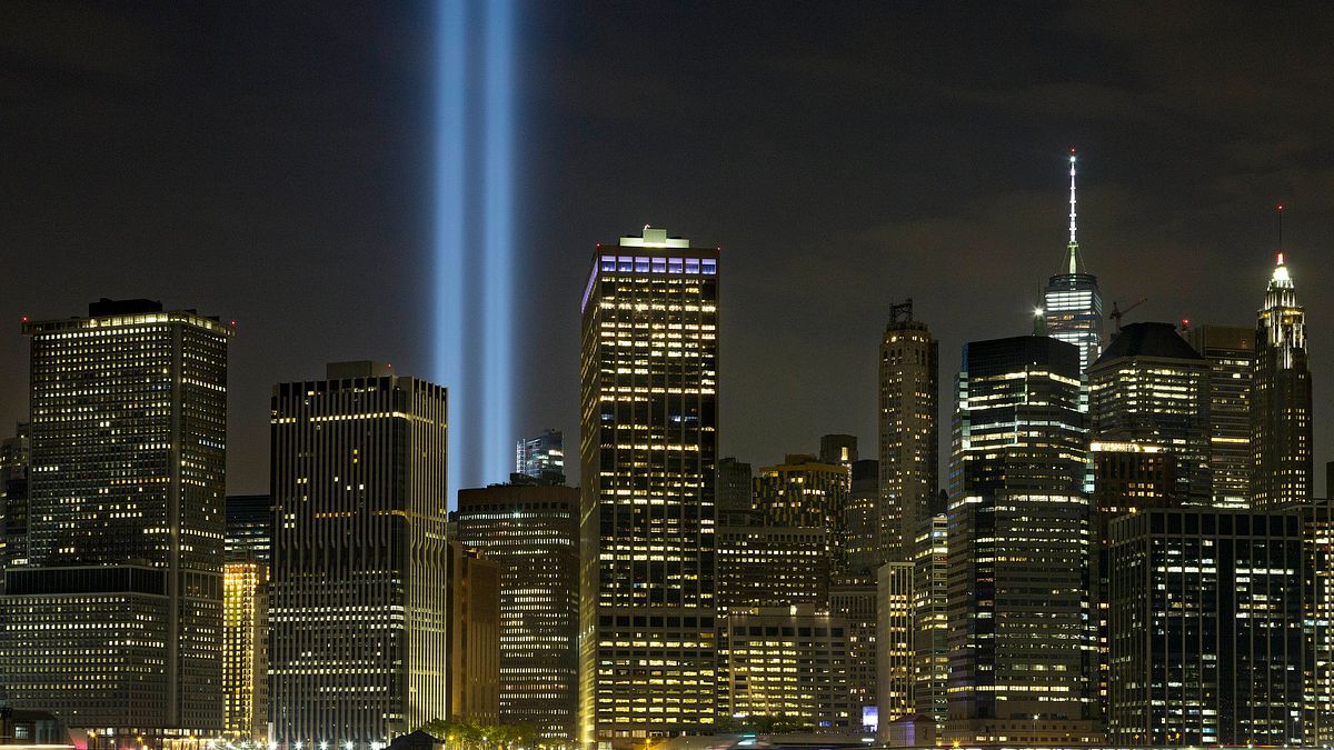 雷射藍光象徵遭到飛機撞擊倒塌的紐約市的世貿雙子星大樓。(美聯社) 雷射藍光象徵遭到飛機撞擊倒塌的紐約市的世貿雙子星大樓。(美聯社)