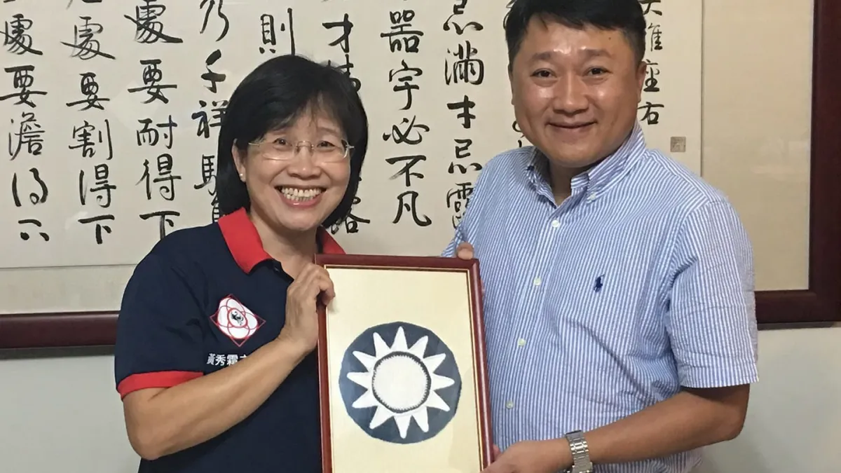 前台南大學校長黃秀霜(左)19日正式宣布將參加國民黨台南市長提名初選,再戰2018年台南市長選舉。(取自黃秀霜臉書)