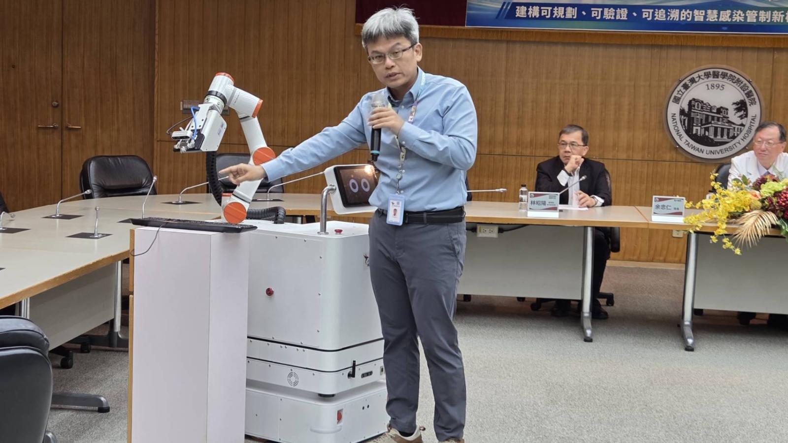 一台抵4人!台大醫院導入「台威醫寶」AI消毒機器人 30秒完成開刀房清潔
