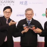 National Science and Technology Council Minister Wu Cheng-wen (吳誠文) (center) attended the Taiwan Yushan Technology Association's year-end dinner on January 4, highlighting Taiwan's control of 90% of global semiconductor manufacturing capacity as a key bar National Science and Technology Council Minister Wu Cheng-wen (吳誠文) (center) attended the Taiwan Yushan Technology Association's year-end dinner on January 4, highlighting Taiwan's control of 90% of global semiconductor manufacturing capacity as a key bar