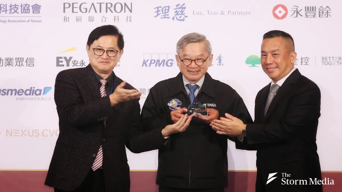 National Science and Technology Council Minister Wu Cheng-wen (吳誠文) (center) attended the Taiwan Yushan Technology Association's year-end dinner on January 4, highlighting Taiwan's control of 90% of global semiconductor manufacturing capacity as a key bar