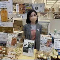 在日台湾華僑の遠藤玲奈氏が株式会社蜂盛貴を設立し、職人精神と厳格な品質管理による台湾産天然蜂蜜で日本の健康市場を開拓する。(写真/黃信維撮影) 在日台湾華僑の遠藤玲奈氏が株式会社蜂盛貴を設立し、職人精神と厳格な品質管理による台湾産天然蜂蜜で日本の健康市場を開拓する。(写真/黃信維撮影)