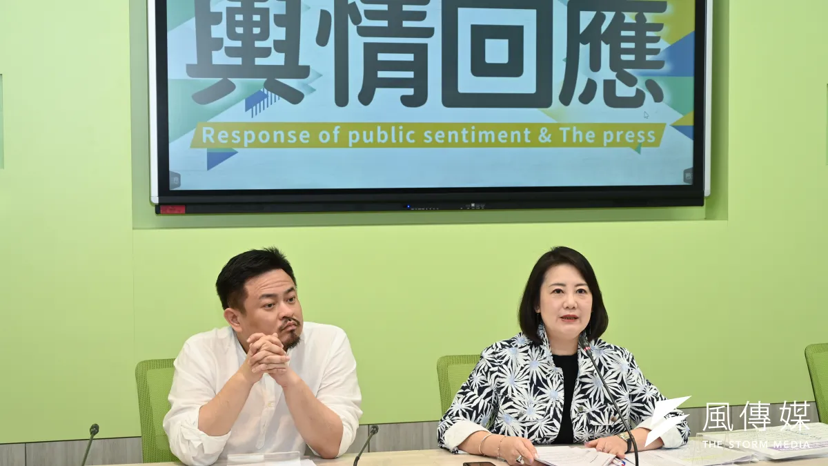 民進黨立法院黨團8日召開輿情回應記者會,黨團幹事長吳思瑤(右)、副幹事長洪申翰(左)出席。(陳昱凱攝)