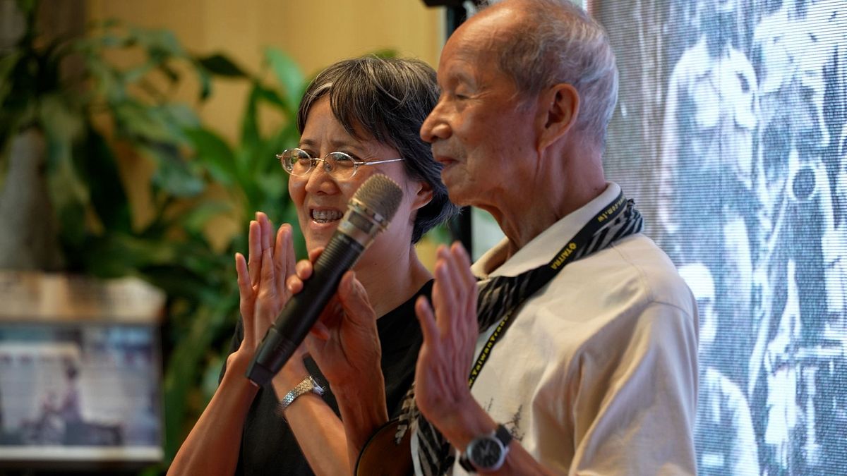 嘉義市政府衛生局與嘉基失智症整合中心、智邦公益館、嘉義市攝影學會今(13)日舉辦「長者多媒體懷舊展」開幕會,透過老照片邀請大家一同關注失智症議題。(智邦公益館提供) 嘉義市政府衛生局與嘉基失智症整合中心、智邦公益館、嘉義市攝影學會今(13)日舉辦「長者多媒體懷舊展」開幕會,透過老照片邀請大家一同關注失智症議題。(智邦公益館提供)