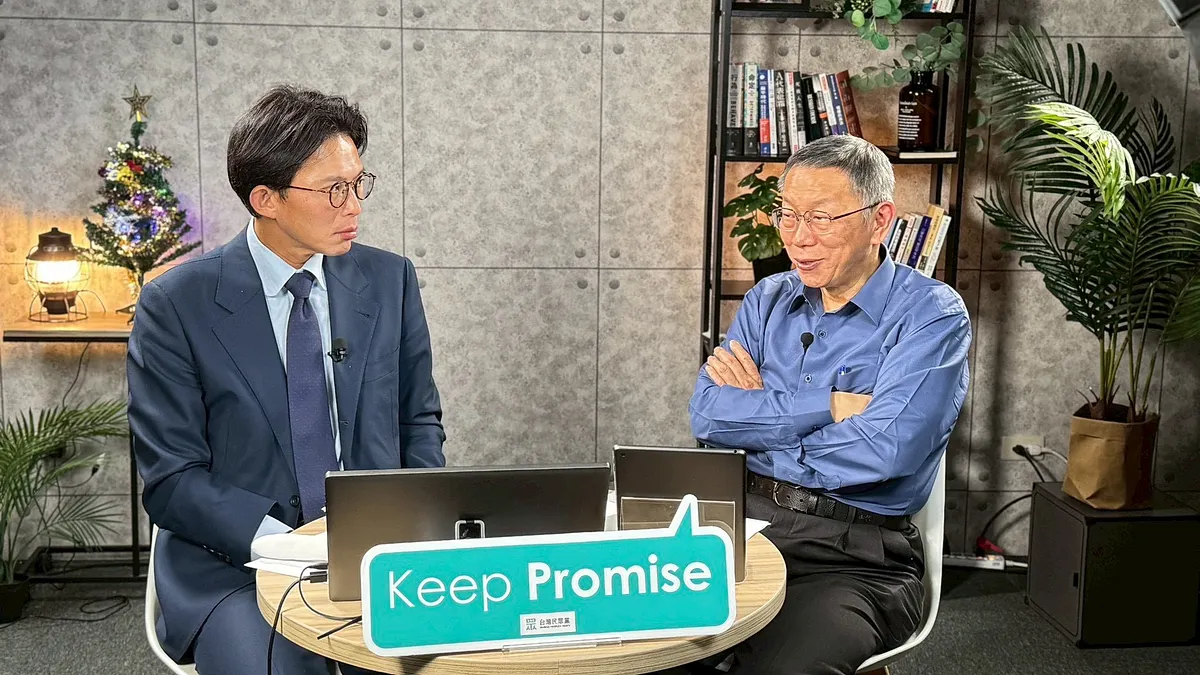 民眾黨創黨主席柯文哲(右)、民眾黨現任主席黃國昌(左)今日晚間在柯文哲官方頻道開直播。(民眾黨提供) 民眾黨創黨主席柯文哲(右)、民眾黨現任主席黃國昌(左)今日晚間在柯文哲官方頻道開直播。(民眾黨提供)