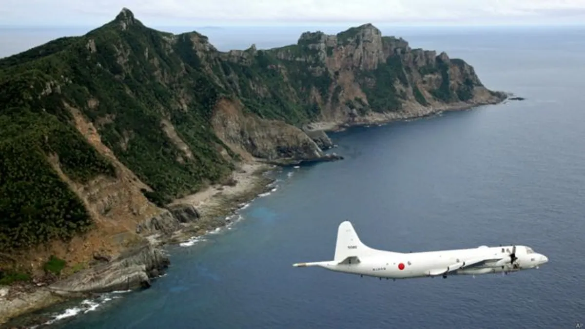 尖閣諸島(釣魚島)上空を飛行する海上自衛隊の偵察機(資料写真 BBC) 尖閣諸島(釣魚島)上空を飛行する海上自衛隊の偵察機(資料写真 BBC)