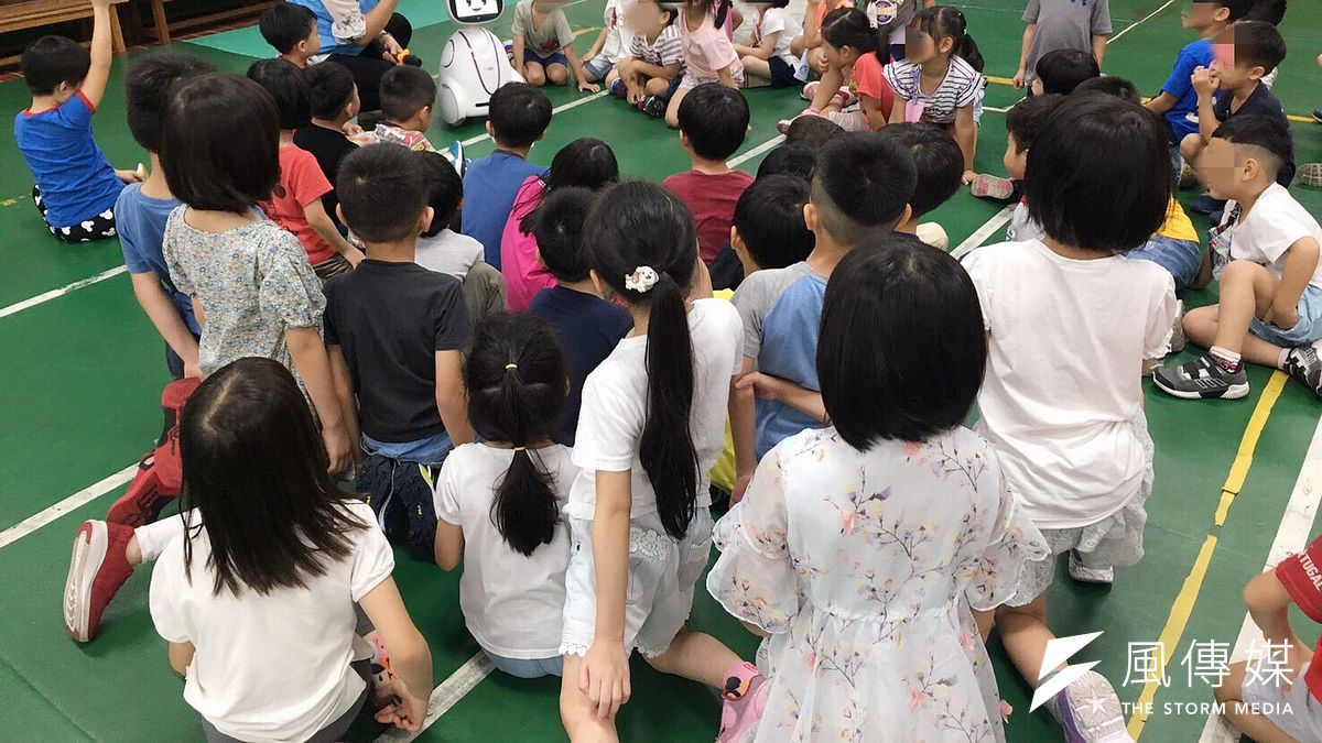 智慧機器人小暄擔任毒防宣講師,受到學生熱烈歡迎。(圖/徐炳文攝)g 智慧機器人小暄擔任毒防宣講師,受到學生熱烈歡迎。(圖/徐炳文攝)g