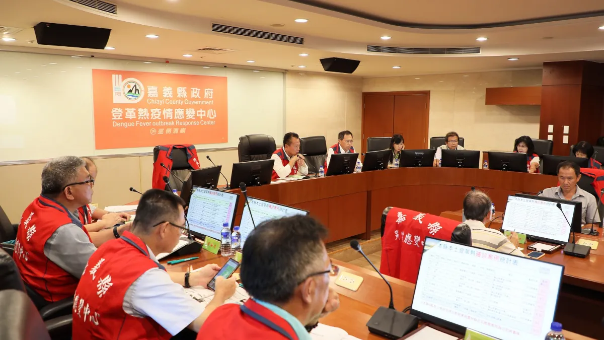 嘉義縣長翁章梁主持登革熱應變會議。(圖/嘉義縣政府衛生局提供)
