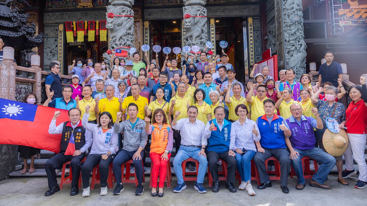 國民黨總統參選人侯友宜13日到高雄,與在地立委參選人到各宮廟參香,並與地方民眾座談,聆聽基層需求。(圖/侯友宜競選辦公室提供) 國民黨總統參選人侯友宜13日到高雄,與在地立委參選人到各宮廟參香,並與地方民眾座談,聆聽基層需求。(圖/侯友宜競選辦公室提供)