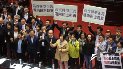 立法院5日三讀通過「促進轉型正義條例」,民進黨立委舉牌慶賀。(顏麟宇攝)