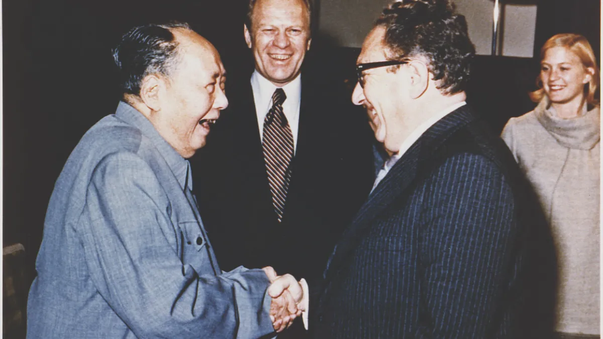 季辛吉1975年12月1日訪問中國,與毛澤東握手。(取自維基)