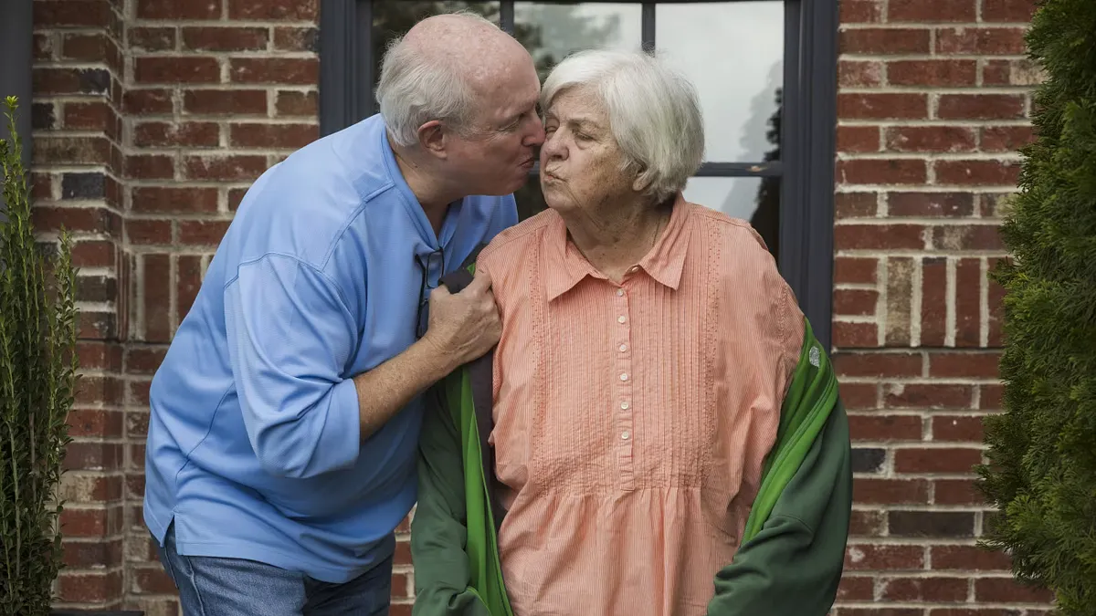 格倫(Glenn)和凱倫・魯芬納赫(Karen Ruffenach)在喬治亞州鄧伍迪與朋友共進午餐後走出餐廳。(華爾街日報) 格倫(Glenn)和凱倫・魯芬納赫(Karen Ruffenach)在喬治亞州鄧伍迪與朋友共進午餐後走出餐廳。(華爾街日報)
