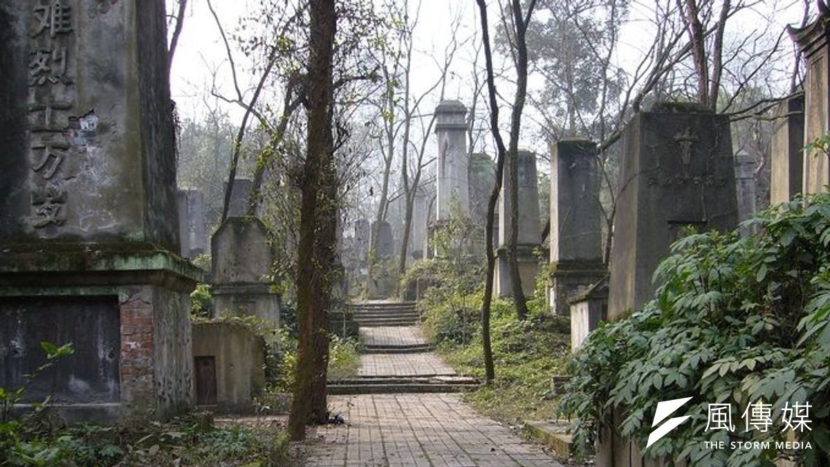 重慶市沙坪壩公園的紅衛兵墓園,埋葬1967年至1968年重慶武鬥期間約400名死難者。(維基百科) 重慶市沙坪壩公園的紅衛兵墓園,埋葬1967年至1968年重慶武鬥期間約400名死難者。(維基百科)