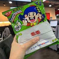 韓国の人気ガールズグループaespaはこのほどソウルで3度目のワールドツアーを開始。メンバーがフロートで観客と近距離の交流を行った際、台湾からのファンがストロベリー味の「義美小泡芙」を差し出し、Winterが受け取る場面がネット上で大きな話題となった。(写真/梁溶珈撮影) 韓国の人気ガールズグループaespaはこのほどソウルで3度目のワールドツアーを開始。メンバーがフロートで観客と近距離の交流を行った際、台湾からのファンがストロベリー味の「義美小泡芙」を差し出し、Winterが受け取る場面がネット上で大きな話題となった。(写真/梁溶珈撮影)