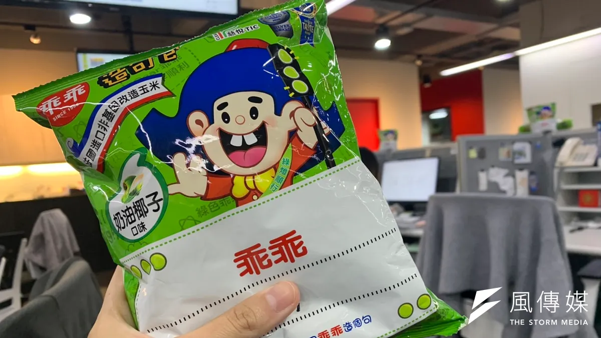 韓国の人気ガールズグループaespaはこのほどソウルで3度目のワールドツアーを開始。メンバーがフロートで観客と近距離の交流を行った際、台湾からのファンがストロベリー味の「義美小泡芙」を差し出し、Winterが受け取る場面がネット上で大きな話題となった。(写真/梁溶珈撮影) 韓国の人気ガールズグループaespaはこのほどソウルで3度目のワールドツアーを開始。メンバーがフロートで観客と近距離の交流を行った際、台湾からのファンがストロベリー味の「義美小泡芙」を差し出し、Winterが受け取る場面がネット上で大きな話題となった。(写真/梁溶珈撮影)