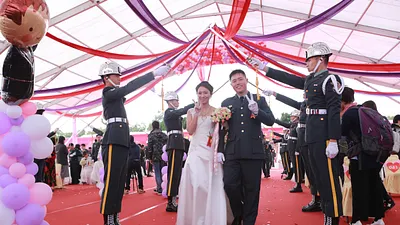 陸軍司令部15日舉辦的集團婚禮,現場共有147對新人參加。(陸軍司令部提供)