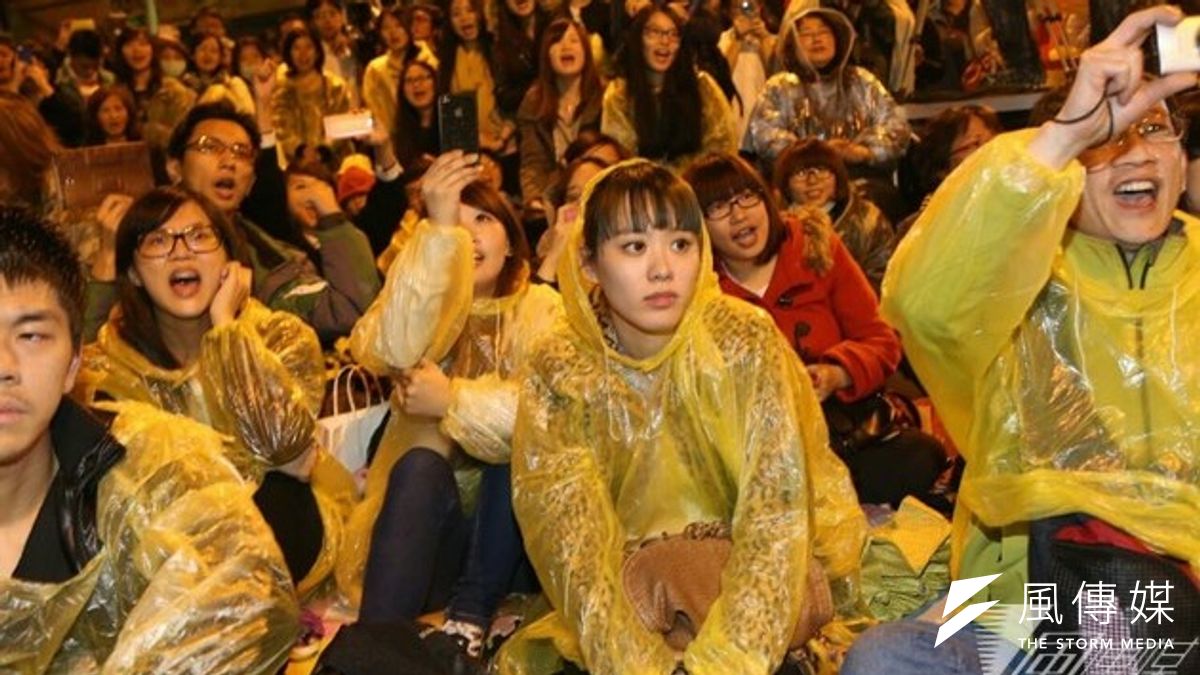 佔領立院議場抗爭學生7日晚間宣布將於周四晚間撤離議場,行政院晚間發出新聞稿表示肯定。(吳逸驊攝) 佔領立院議場抗爭學生7日晚間宣布將於周四晚間撤離議場,行政院晚間發出新聞稿表示肯定。(吳逸驊攝)