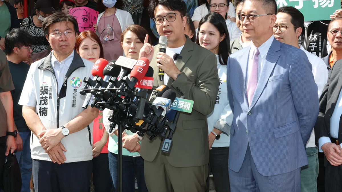 民進黨台北市長參選人沈伯洋(前中)回應軍購等時事議題。前右為民進黨秘書長徐國勇。(中央社)