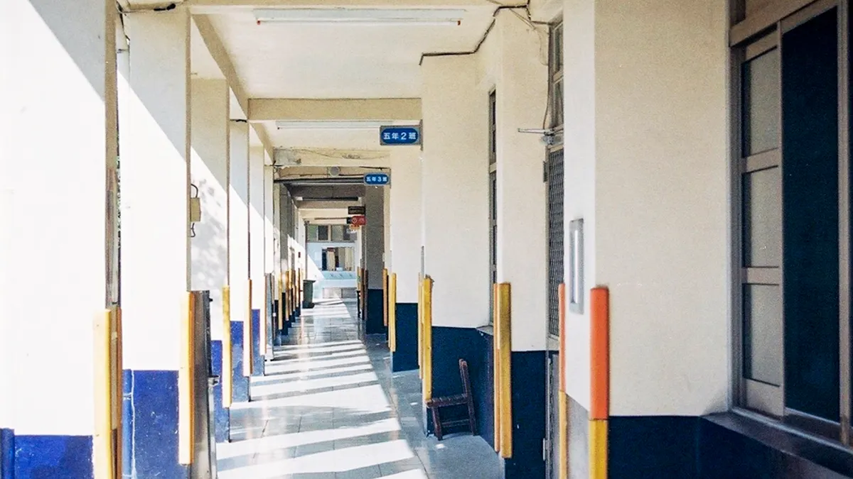 幼稚園與小學生瘋狂地被迫在毫不理解與毫無意識的狀態下,如同被催眠般地背誦著《弟子規》...(圖/郭泰宏@flickr) 幼稚園與小學生瘋狂地被迫在毫不理解與毫無意識的狀態下,如同被催眠般地背誦著《弟子規》...(圖/郭泰宏@flickr)