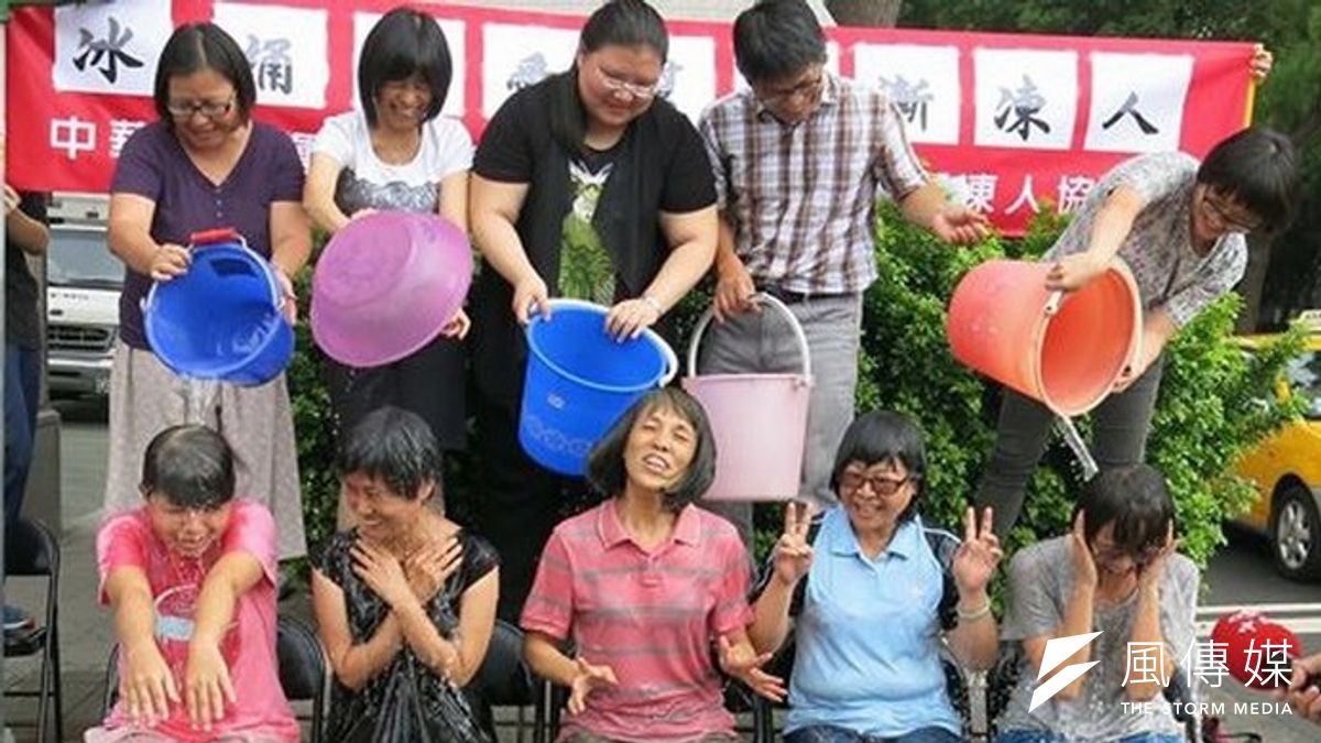 「冰桶挑戰」在名人響應下引發熱潮,漸凍人協會至19日下午2點為止已募得607萬元,其中以郭台銘捐得最多。(取自漸凍人協會網站) 「冰桶挑戰」在名人響應下引發熱潮,漸凍人協會至19日下午2點為止已募得607萬元,其中以郭台銘捐得最多。(取自漸凍人協會網站)