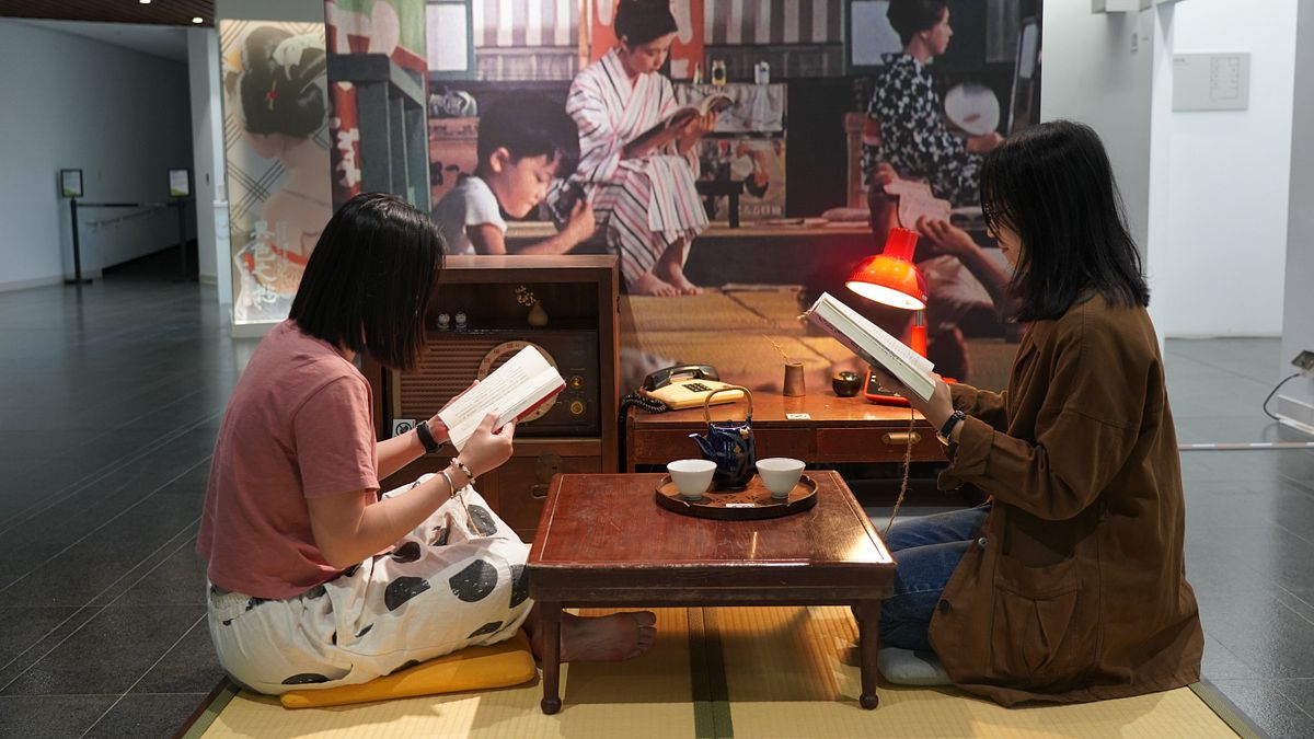 為呼應小津安二郎「還原日本人跪坐榻榻米的視線」的低角度攝影特色,國家影視聽中心特意於新莊場館一樓大廳,設置「兩疊半的昭和情境區」,邀請影迷觀眾入內打卡拍照(國家影視聽中心提供) 為呼應小津安二郎「還原日本人跪坐榻榻米的視線」的低角度攝影特色,國家影視聽中心特意於新莊場館一樓大廳,設置「兩疊半的昭和情境區」,邀請影迷觀眾入內打卡拍照(國家影視聽中心提供)