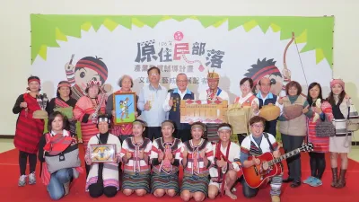 苗栗縣長徐耀昌推薦具有原鄉特色的文創工藝展覽。(圖/許占鳳攝)