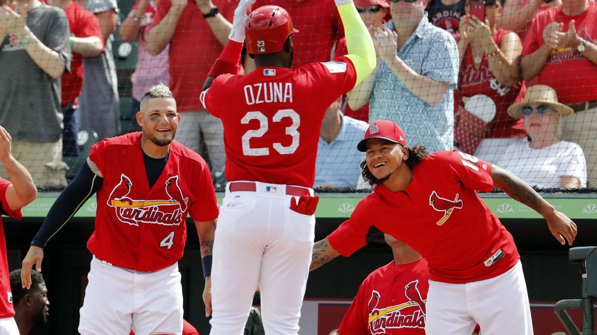 歐蘇納(中)來到紅雀,莫里納(左)與馬丁尼茲(右)是多明尼加同鄉,三人特別親近。(美聯社) 歐蘇納(中)來到紅雀,莫里納(左)與馬丁尼茲(右)是多明尼加同鄉,三人特別親近。(美聯社)