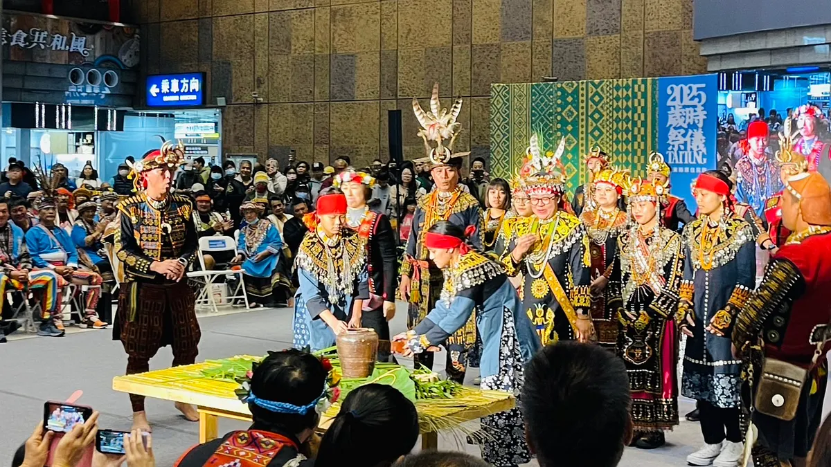 台東縣政府在台北車站舉行「來自台東 山。海 歲時報訊」記者會,向全國民眾宣告各部落豐年祭即將熱鬧展開。(圖/臺東縣政府原民處提供) 台東縣政府在台北車站舉行「來自台東 山。海 歲時報訊」記者會,向全國民眾宣告各部落豐年祭即將熱鬧展開。(圖/臺東縣政府原民處提供)