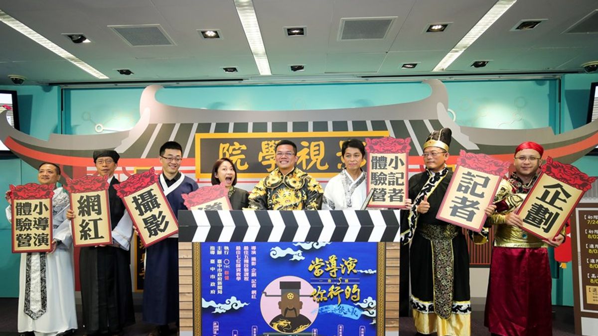 臺中市政府新聞局開辦網紅直播特訓班,新聞局長吳皇昇拜扮包青天,呼應課程主題「一身5藝」。(圖/臺中市政府提供) 臺中市政府新聞局開辦網紅直播特訓班,新聞局長吳皇昇拜扮包青天,呼應課程主題「一身5藝」。(圖/臺中市政府提供)