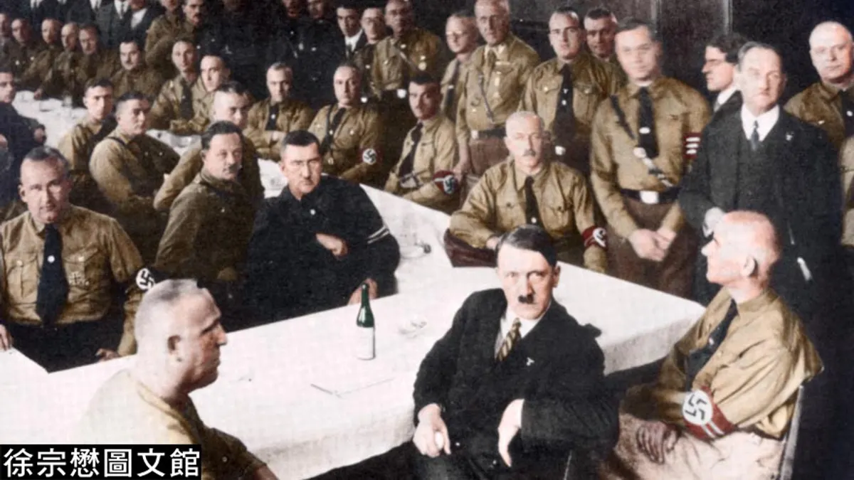 希特勒將原本一個民選體制的政黨轉化成軍事化的組織,包括建立衝鋒隊維持黨內紀律,恐嚇反對者。(圖/徐宗懋圖文館) 希特勒將原本一個民選體制的政黨轉化成軍事化的組織,包括建立衝鋒隊維持黨內紀律,恐嚇反對者。(圖/徐宗懋圖文館)