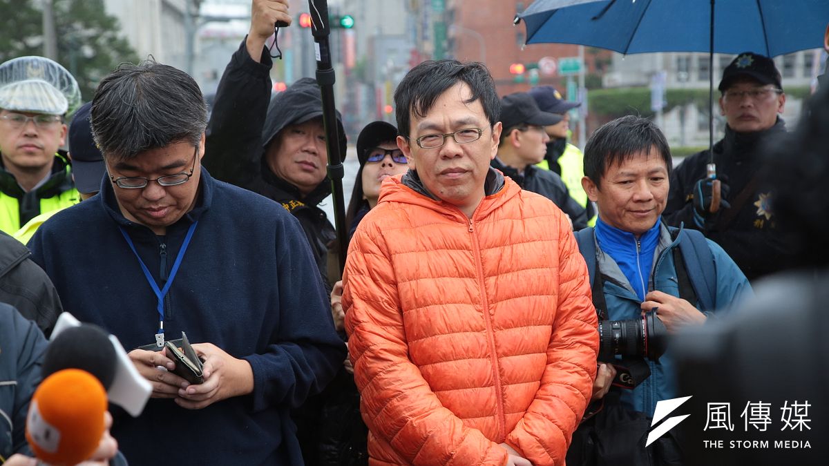 時代力量立院黨團去年總統府前凱道靜坐絕食,總統府副秘書長姚人多陪同秘書長吳釗燮至現場探視。(顏麟宇攝) 時代力量立院黨團去年總統府前凱道靜坐絕食,總統府副秘書長姚人多陪同秘書長吳釗燮至現場探視。(顏麟宇攝)