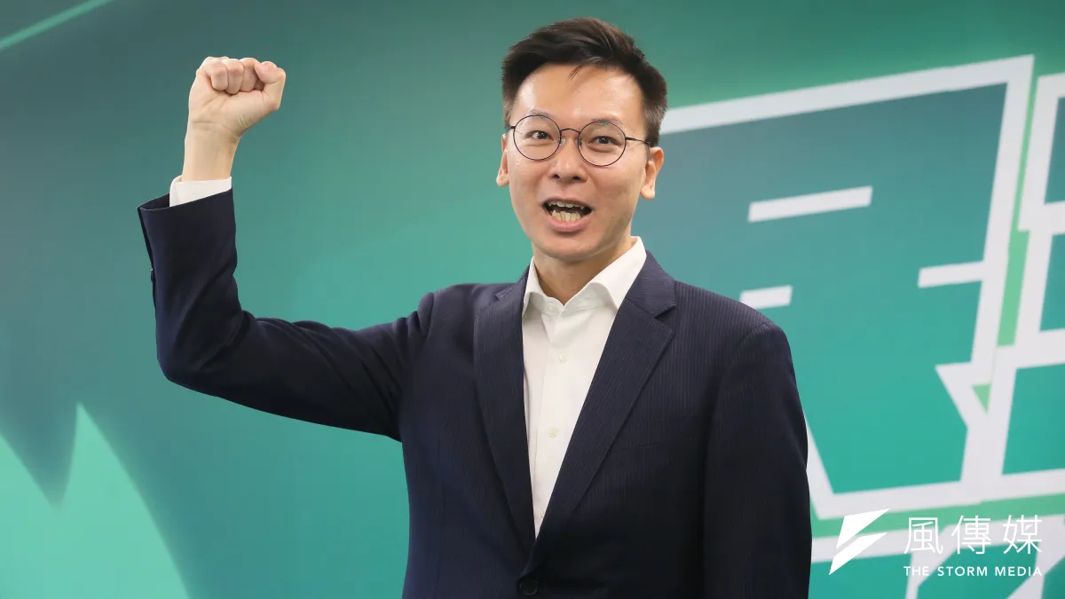 林飛帆宣布退選,綠營群眾滿臉錯愕,年輕選民更心存憤怒。筆者認為,這不過是「君要臣死,臣不得不死」的政治祭品罷了。(資料照,柯承惠攝)