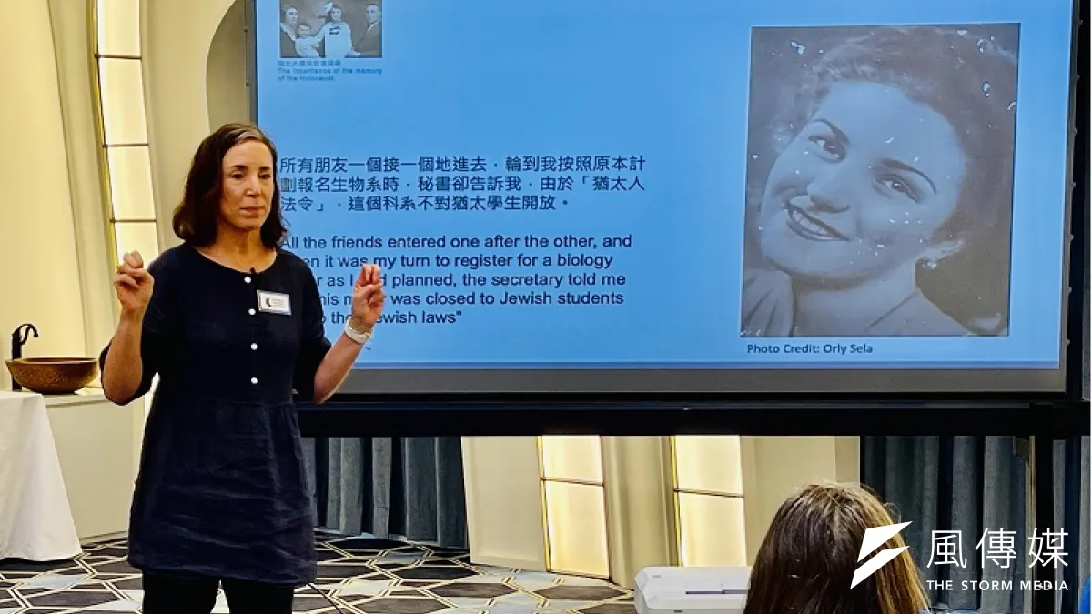 以色列記憶傳承大使Orly Sela訴說祖母在集中營的悲慘遭遇。(謝錦芳攝)