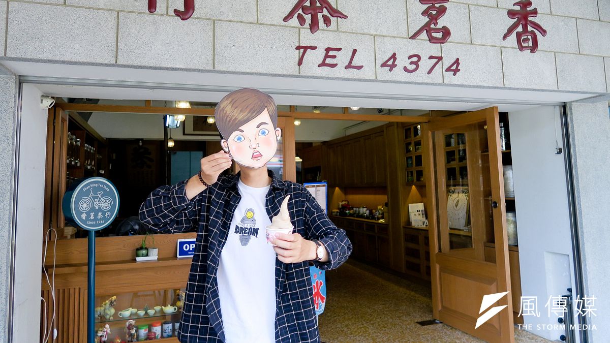 插畫紅人保羅先生,駐村成果展《#可惡想吃! YUM YUM KAOHSIUNG》在駁二藝術特區展出。(圖/徐炳文攝) 插畫紅人保羅先生,駐村成果展《#可惡想吃! YUM YUM KAOHSIUNG》在駁二藝術特區展出。(圖/徐炳文攝)