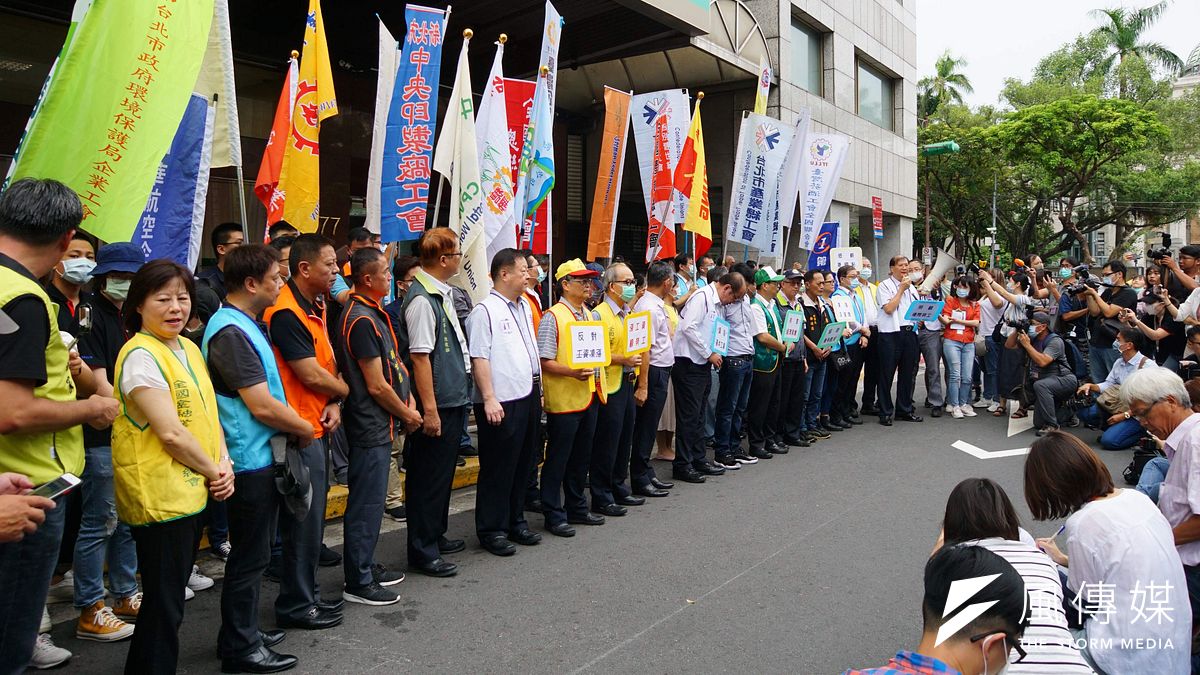 勞資雙方每年都要為基本工資角力一次,圖為去年召開基本工資審議委員會時,勞工團體於勞動部外表達訴求。(資料照片,盧逸峰攝) 勞資雙方每年都要為基本工資角力一次,圖為去年召開基本工資審議委員會時,勞工團體於勞動部外表達訴求。(資料照片,盧逸峰攝)