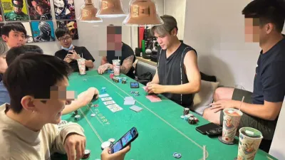張姓詐騙嫌犯曾發布一張與陳零九、丁特及阿滴玩德州撲克的照片,警方將調查是否涉賭。(圖/翻攝自記者爆料網)
