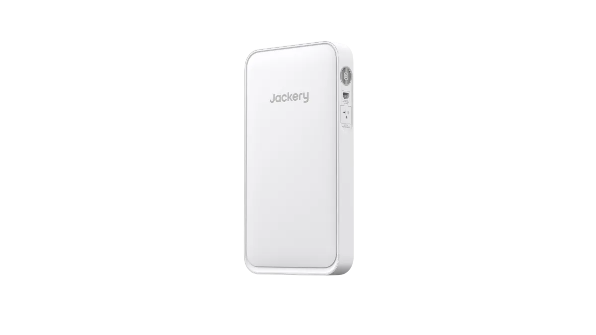 株式会社Jackery Japanは、日本の住環境に合わせ、冷蔵庫のすき間などに常設可能な厚さ67mmの世界最薄クラスのポータブル電源「Jackery SlimPower H1」と、移動中に発電できるソーラーリュック「Jackery Solar Backpack」を7月15日より発売する。(写真/Jackery Japan PR事務局提供)