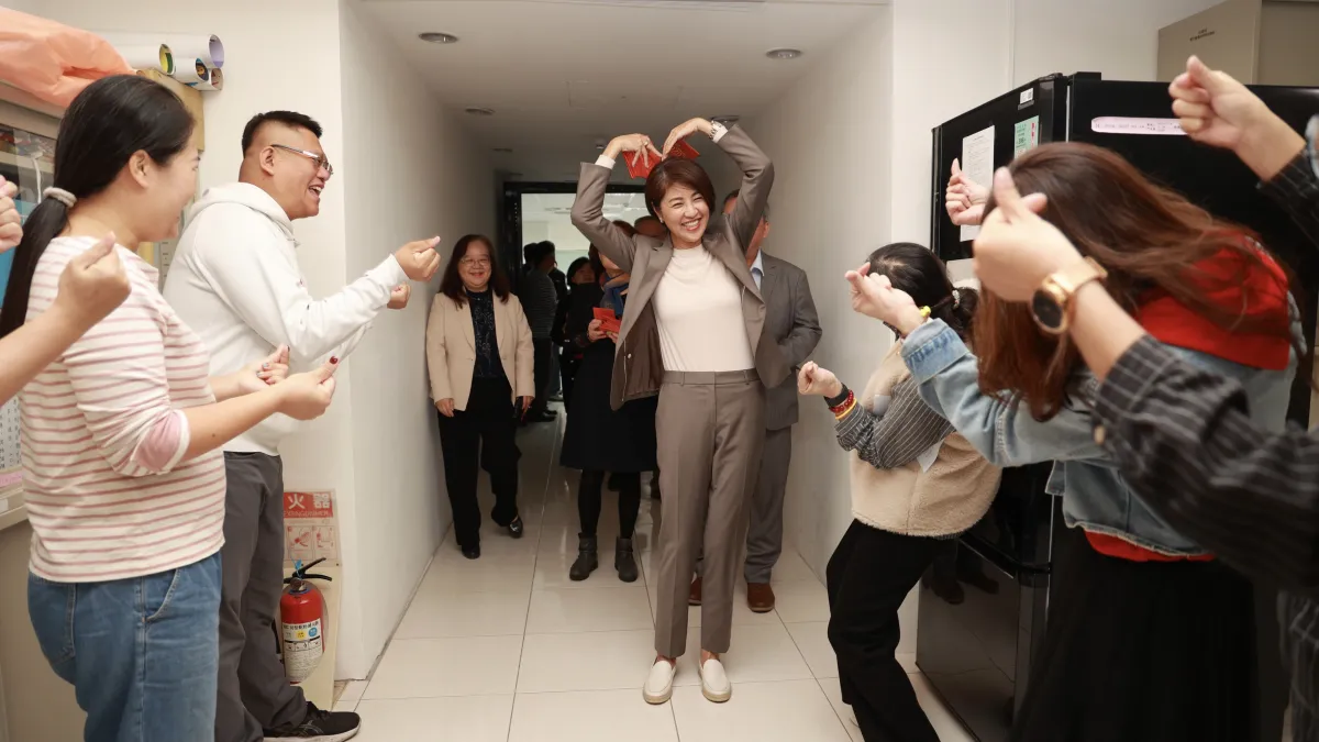 南投縣長許淑華向各單位員工拜早年,並發放小紅包。(圖/南投縣政府)