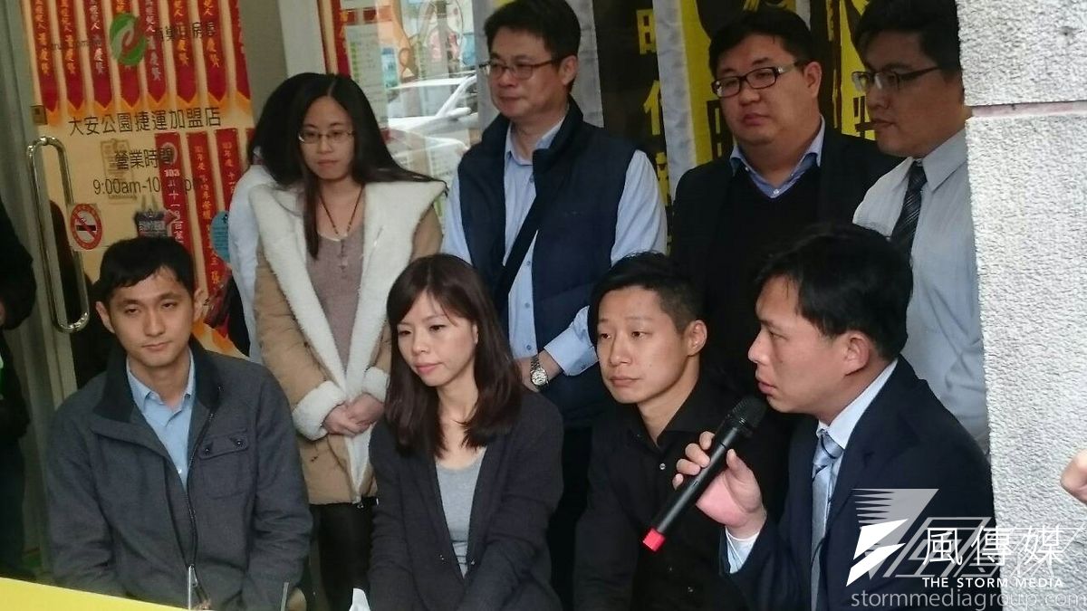 新政黨「時代力量」24日公布第2波參選名單,分別是洪仲丘胞姊洪慈庸(左二)以及時代力量的建黨工程隊總隊長林昶佐(閃靈樂團主唱Freddy,左三)。(林瑋豐攝) 新政黨「時代力量」24日公布第2波參選名單,分別是洪仲丘胞姊洪慈庸(左二)以及時代力量的建黨工程隊總隊長林昶佐(閃靈樂團主唱Freddy,左三)。(林瑋豐攝)