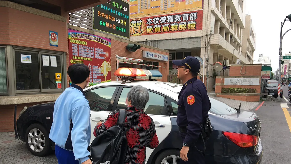 阿嬤陪病孫艱辛徒步上學 暖心員警幫助接送 阿嬤陪病孫艱辛徒步上學 暖心員警幫助接送