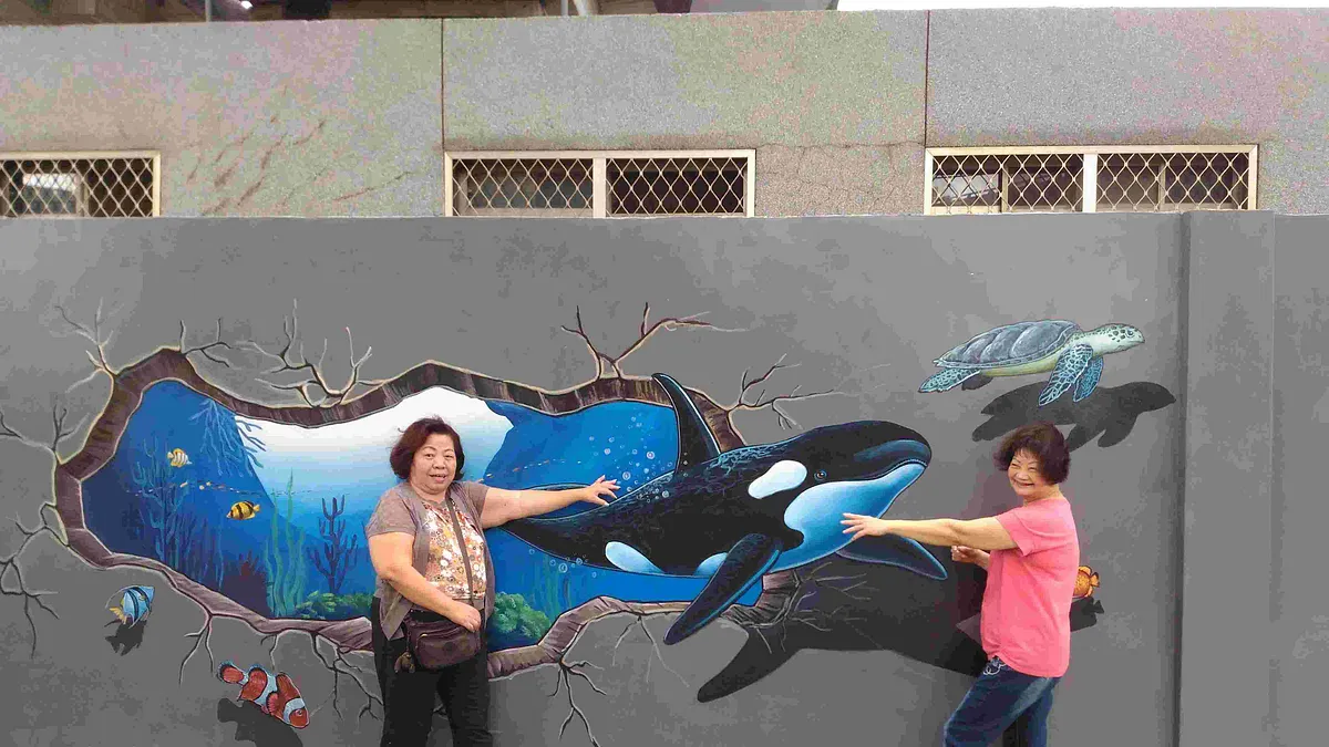 福翠里里民在3 D彩繪前拍照紀念。(圖/新北市板橋區公所提供)