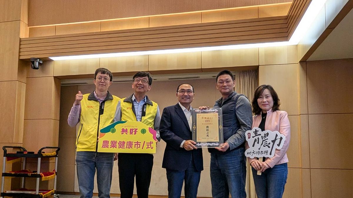 茶農蔡旭志(右2)為農業部第34屆全國模範農民,於市政會議中與市長侯友宜(右3)分享榮耀。(圖/新北市農業局提供) 茶農蔡旭志(右2)為農業部第34屆全國模範農民,於市政會議中與市長侯友宜(右3)分享榮耀。(圖/新北市農業局提供)