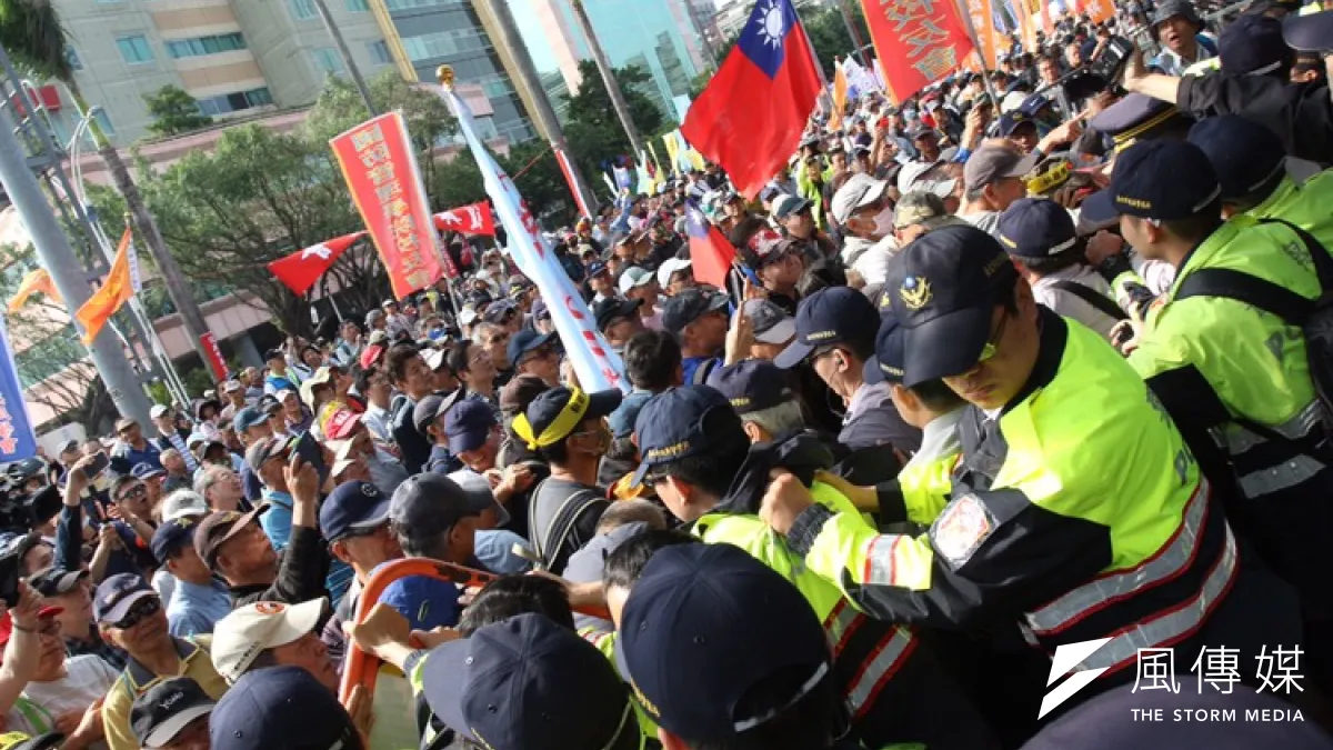 反年改團體25日與警察發生衝突並闖入立院。(陳韡誌攝) 年金改革