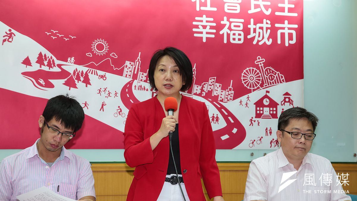 社民黨台北市長參選人范雲24日召開「挺勞工的台北市長在哪裡?」記者會。(顏麟宇攝) 社民黨台北市長參選人范雲24日召開「挺勞工的台北市長在哪裡?」記者會。(顏麟宇攝)