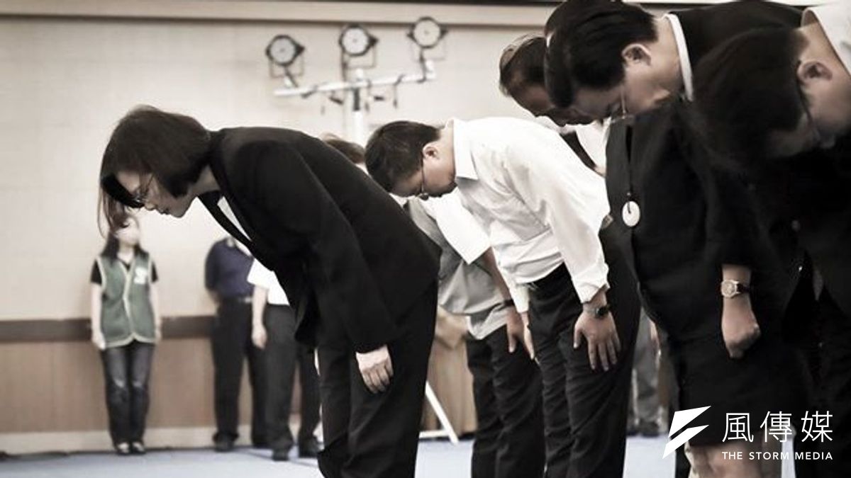 聲援高雄挺陳菊,民進黨將發表影音短片,由主席蔡英文獻聲旁白。(圖為蔡英文倬念高雄氣爆罹難者/取自蔡英文臉書) 聲援高雄挺陳菊,民進黨將發表影音短片,由主席蔡英文獻聲旁白。(圖為蔡英文倬念高雄氣爆罹難者/取自蔡英文臉書)