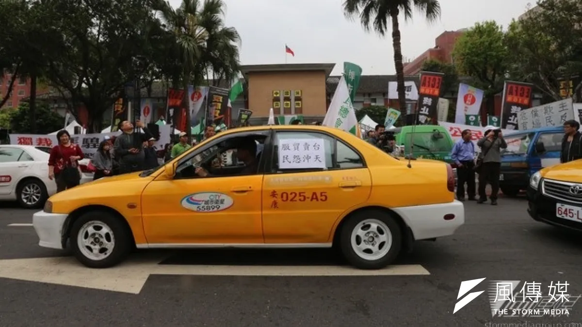 支持服貿的計程車25日下午集結到立法院表達訴求。(吳逸驊攝)
