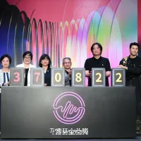 (左起)戲曲表演類召集人王麗嘉、總召集人暨音樂類召集人施德玉、文化部政務次長李靜慧、國立傳統藝術中心副主任王逸群、策展人王奕盛、宣傳大使鳳小岳啟動儀式。(圖/文化部) (左起)戲曲表演類召集人王麗嘉、總召集人暨音樂類召集人施德玉、文化部政務次長李靜慧、國立傳統藝術中心副主任王逸群、策展人王奕盛、宣傳大使鳳小岳啟動儀式。(圖/文化部)