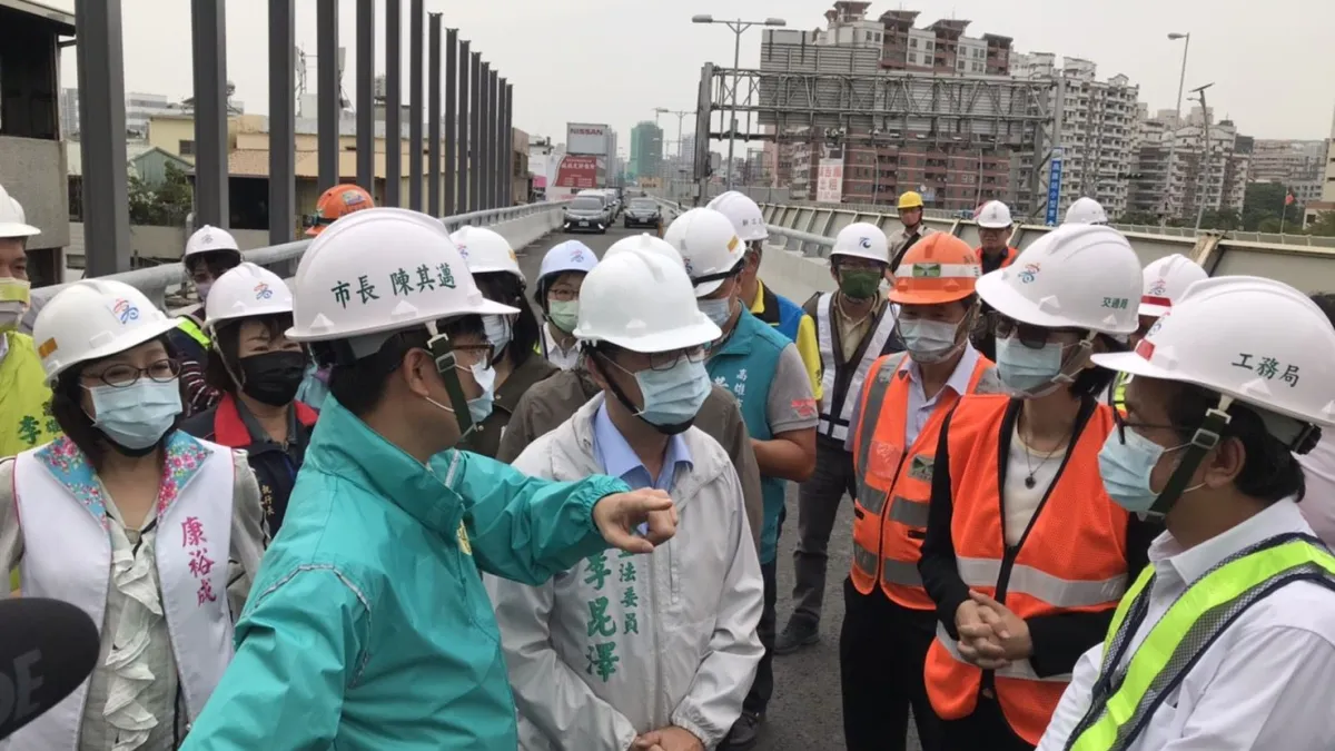 高雄市長陳其邁前往工區視察國道10號東向銜接國道1號北上匝道工程進度,並感謝施工團隊辛勞。(圖/高雄市政府提供)