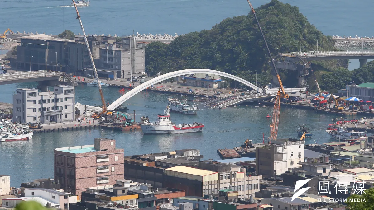 南方澳跨港大橋坍塌進日第3日,國軍順利於3日午前開通臨時河道供漁船通行。(顏麟宇攝)