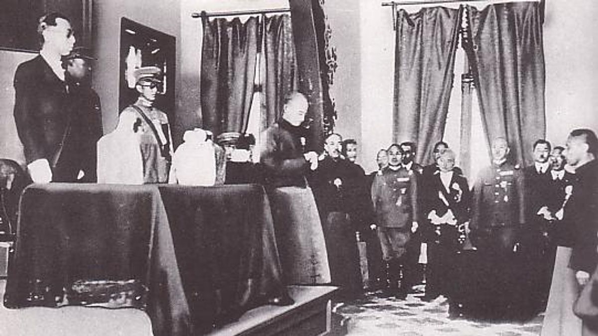 1933年,日本以熱河省地方官員表示歸附滿洲國為由進軍熱河,而許多政府高級幹部隨時可能公開投日,其中包含真漢奸殷汝耕。圖為滿洲國執政就任式 (資料照,取自:維基百科) 1933年,日本以熱河省地方官員表示歸附滿洲國為由進軍熱河,而許多政府高級幹部隨時可能公開投日,其中包含真漢奸殷汝耕。圖為滿洲國執政就任式 (資料照,取自:維基百科)